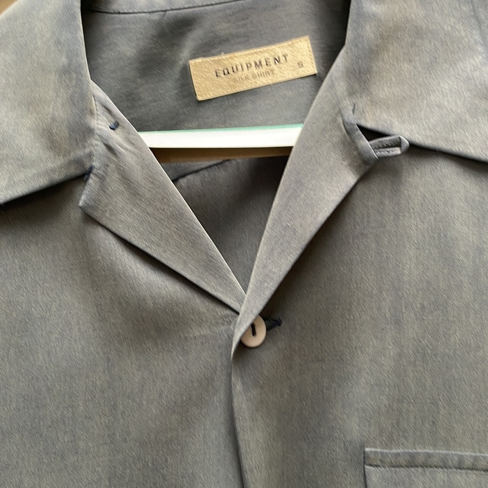 100% pure silk in excellent condition the color is sort of a teal blue